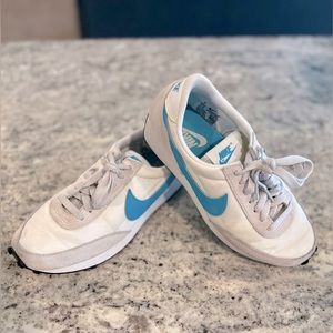 Nike DBreak Women's Shoes - Size 7 women’s (or grade school 6)